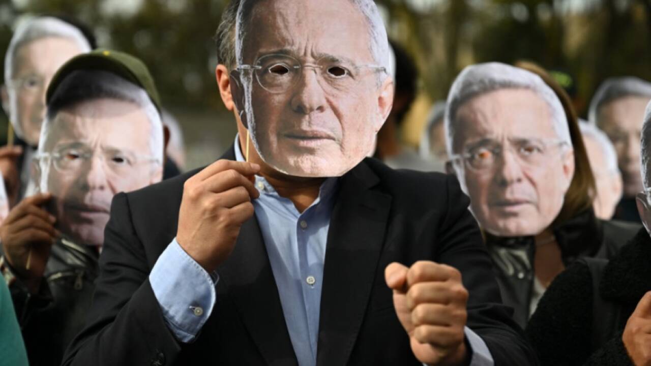 Demonstranten und Anhänger vor Gericht gegen Ex-Präsident Uribe 