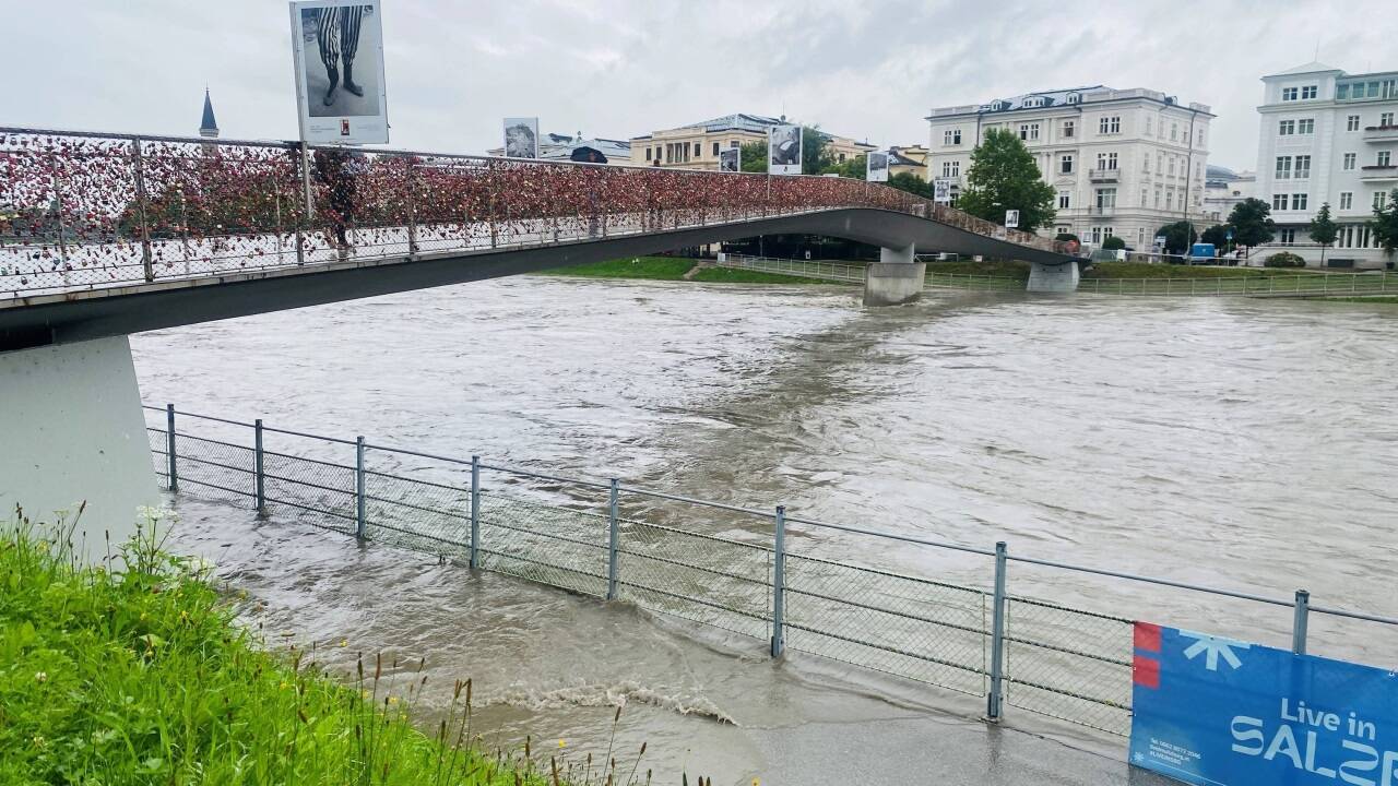 Überflutung des Radwegs beim Feingoldsteg in der Stadt Salzburg. 