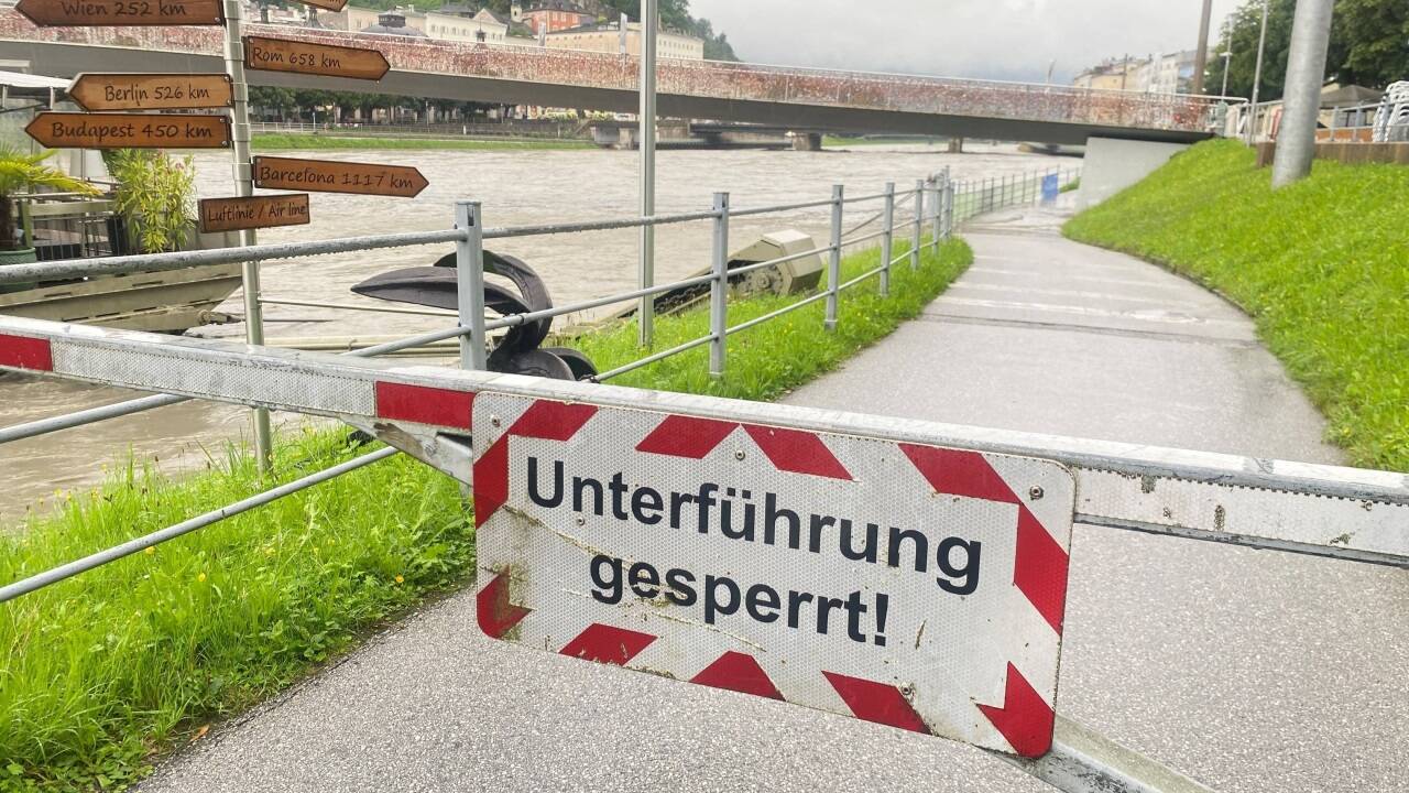 Wegen Hochwasser in der Stadt Salzburg wurden die Radunterführungen am Salzachufer gesperrt!  