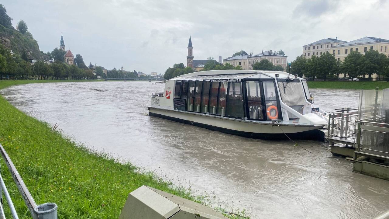 Die Salzach im Salzburger Stadtzentrum.  