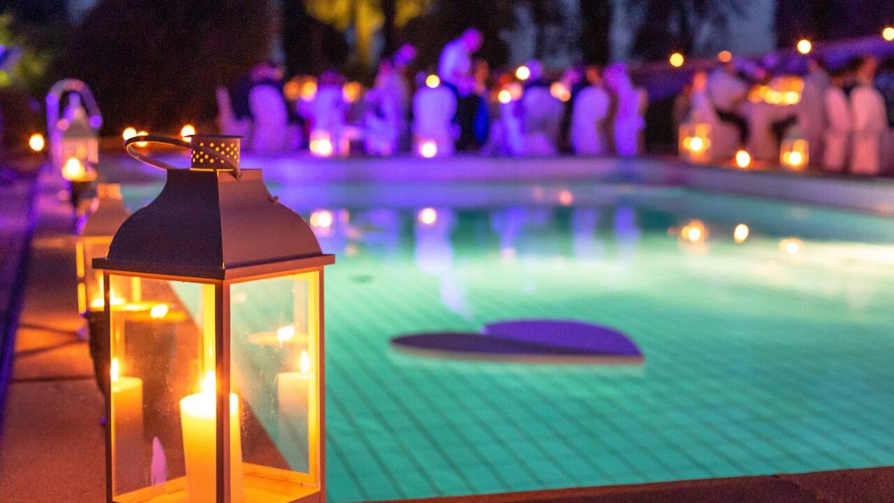 Gartenparty am Pool: So genießt man seinen Außenbereich mit Freundinnen, Freunden und der Familie. Gartenparty am Pool: So genießt man seinen Außenbereich mit Freundinnen, Freunden und der Familie.