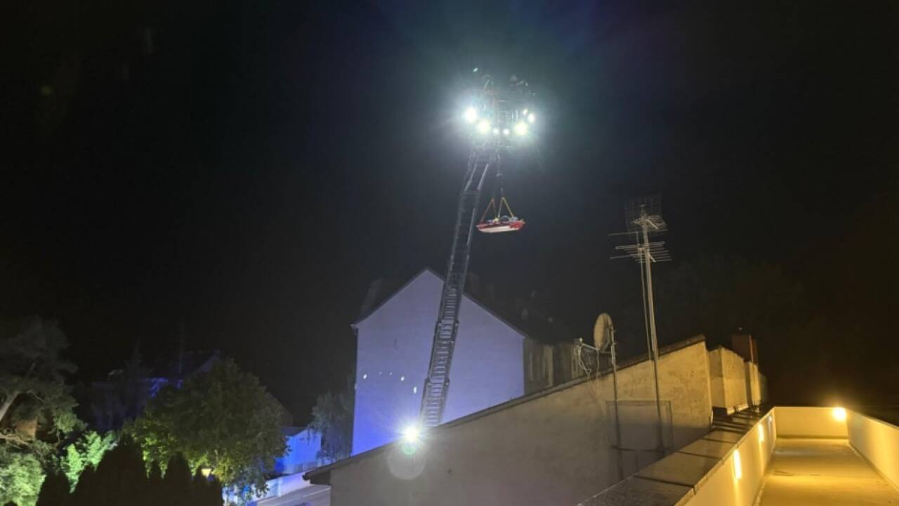 Feuerwehrleute befreien den Jugendlichen 