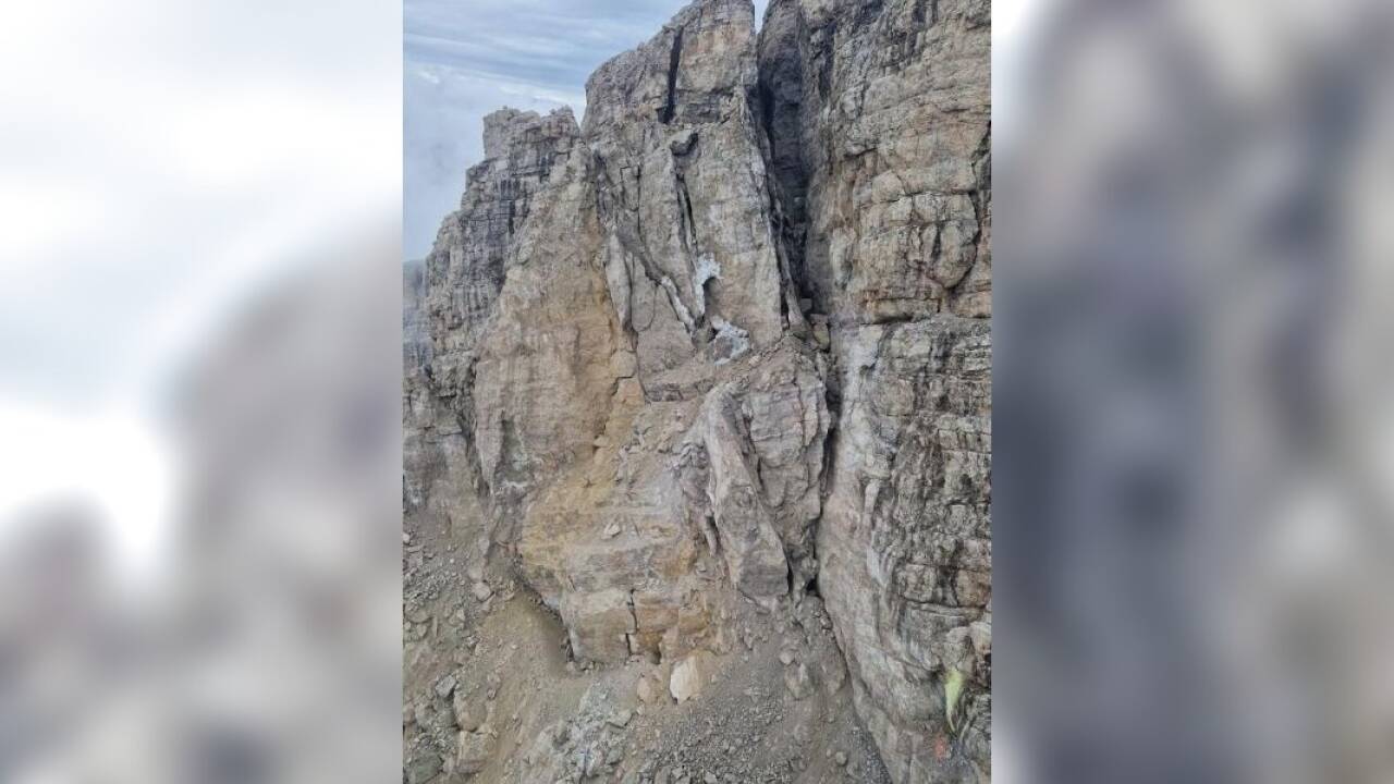 Mehrere Steinschläge haben beide Seiten (Westen und Osten) der Cima Falkner in den Brenta-Dolomiten erschüttert 