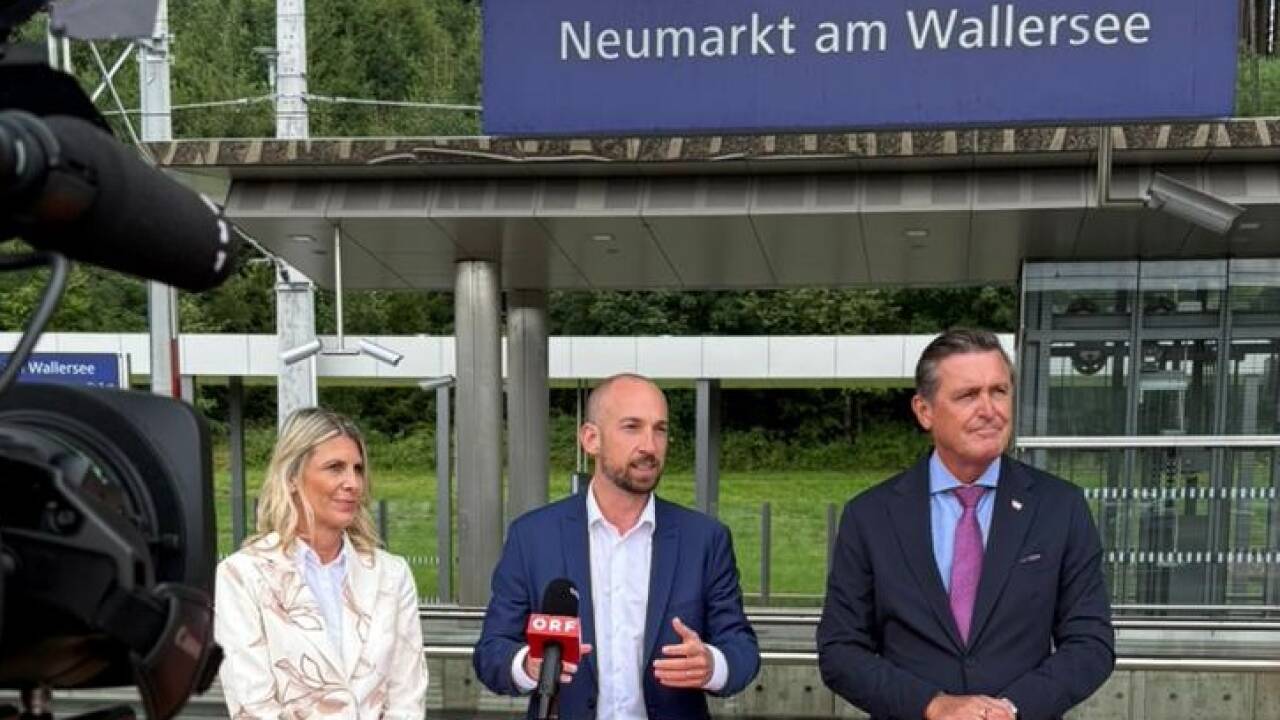 Minister Peter Hanke (rechts) war in Neumarkt bei LAbg. Bgm. David Egger zu Gast. Links: SPÖ-Verkehrssprecherin LAbg. Sabine Klausner. 