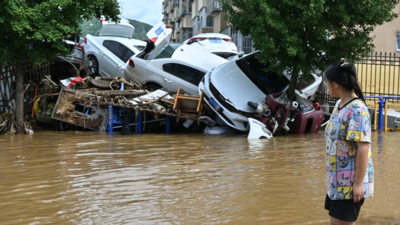 Weggespülte Autos in überfluteter Straße im Bezirk Miyun 