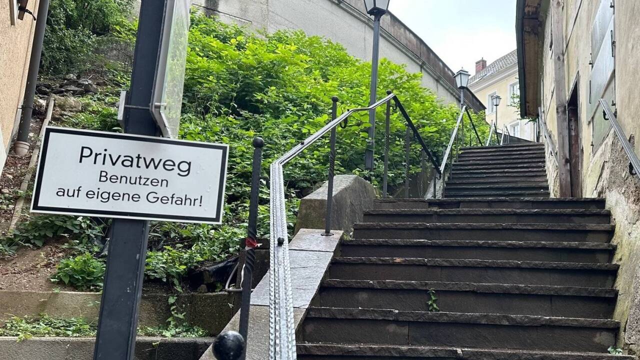 Der Aufgang zur Straßwalchner Pfarrkirche bietet derzeit keinen schönen Anblick. 