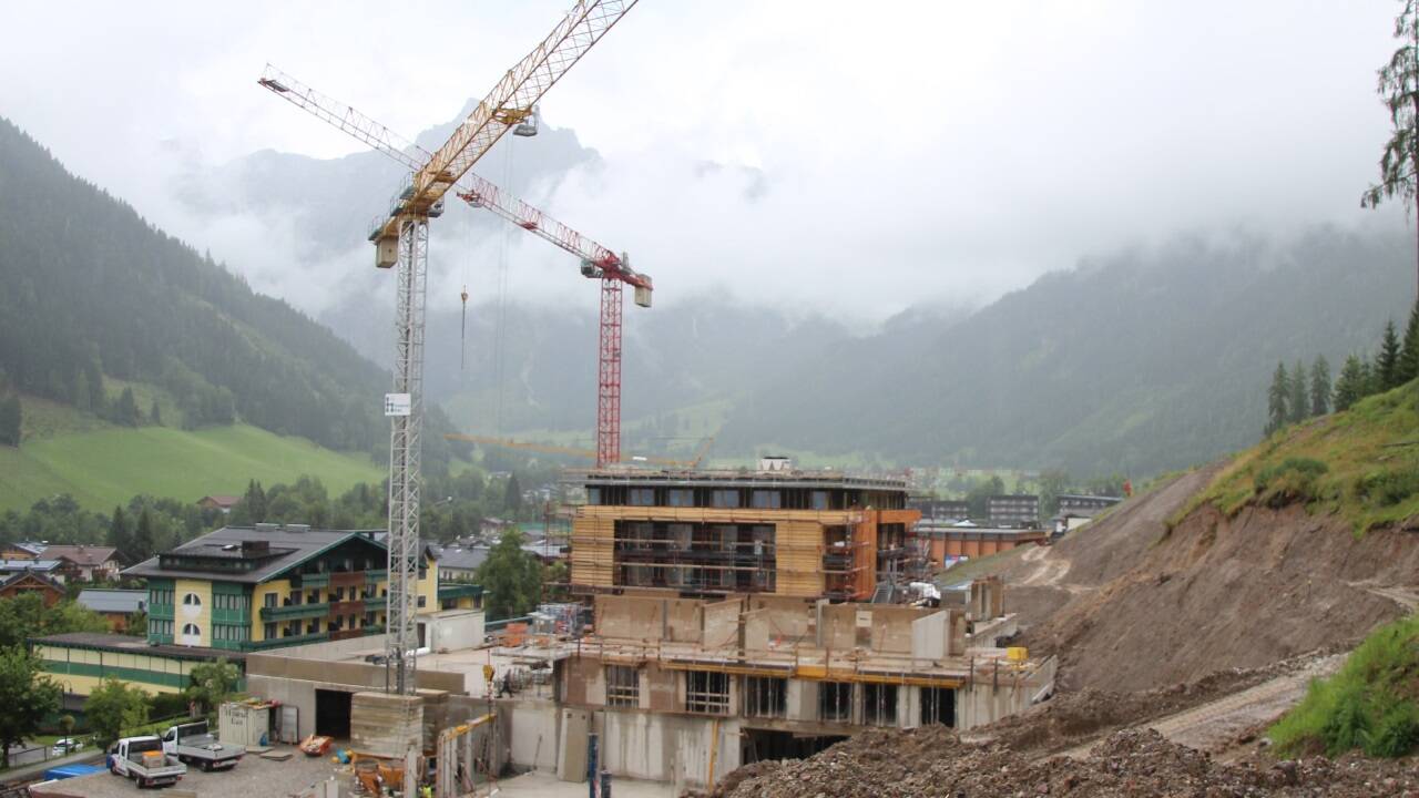 Die Baustelle prägt derzeit das Ortsbild. Im Frühjahr sollen ein Hotel, Geschäfte und eine Tiefgarage fertig werden. Die Baustelle prägt derzeit das Ortsbild. Im Frühjahr sollen ein Hotel, Geschäfte und eine Tiefgarage fertig werden.