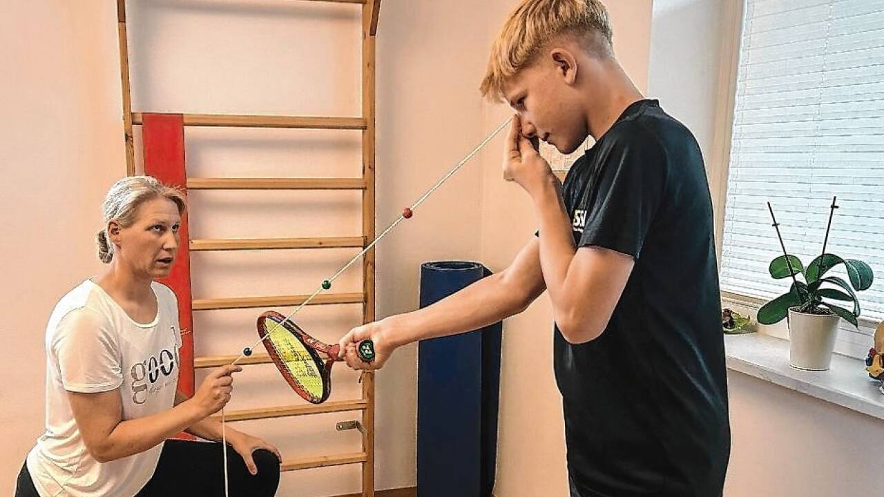 Konzentriert richtet Julian Pehab den Blick auf eine der Kugeln. Diese Übung gibt Aufschluss über das Zusammenspiel seiner Augenmuskulatur und die Verarbeitung visueller Reize im Gehirn.  Konzentriert richtet Julian Pehab den Blick auf eine der Kugeln. Diese Übung gibt Aufschluss über das Zusammenspiel seiner Augenmuskulatur und die Verarbeitung visueller Reize im Gehirn.