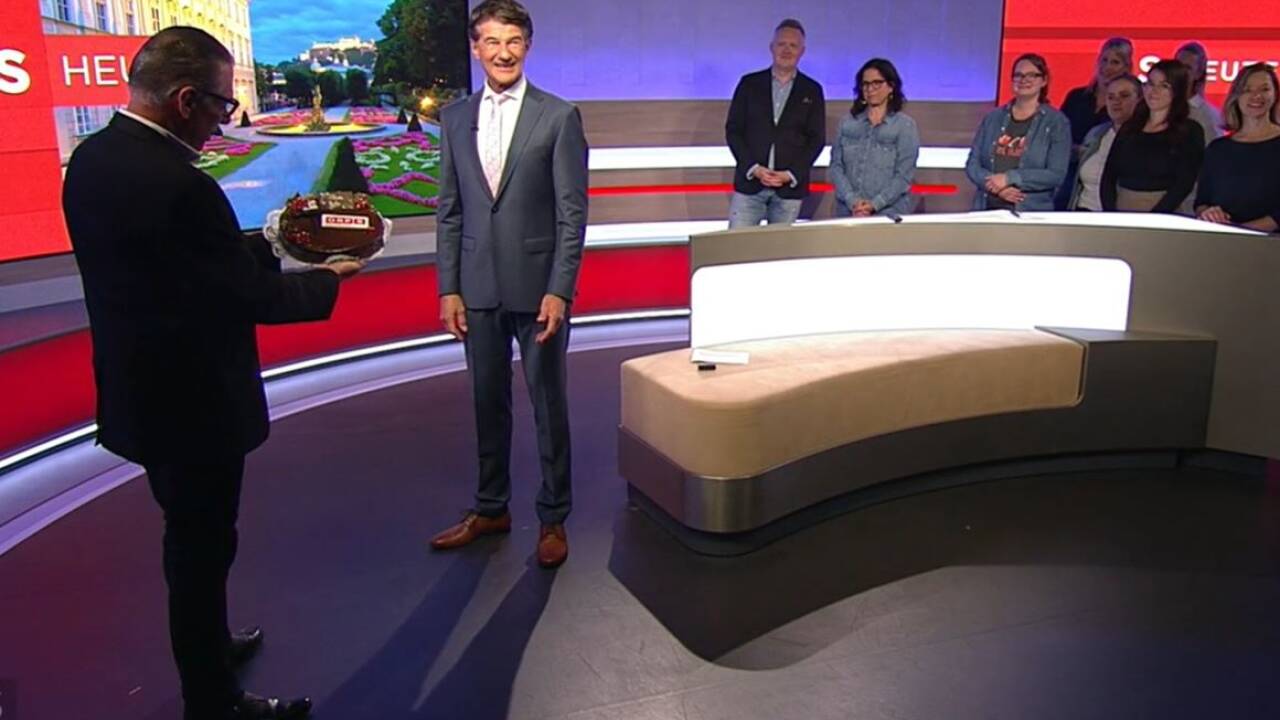 Und abschließend überreichte Chefredakteur Gerd Schneider noch einen Kuchen. 