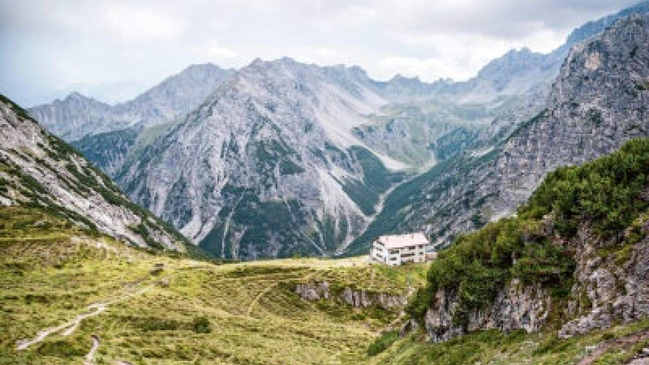 Der Adlerweg auf der Etappe 20: die Steinseehütte in den Lechtaler Alpen. 