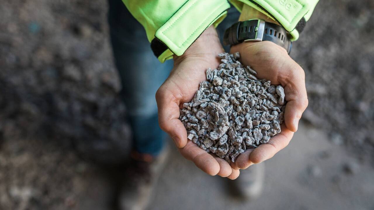 Granulat aus der Schlacke von Restmüllverbrennung kann nun als CE-zertifizierter Baustoff im Betonbau beigemischt werden.   Granulat aus der Schlacke von Restmüllverbrennung kann nun als CE-zertifizierter Baustoff im Betonbau beigemischt werden.
