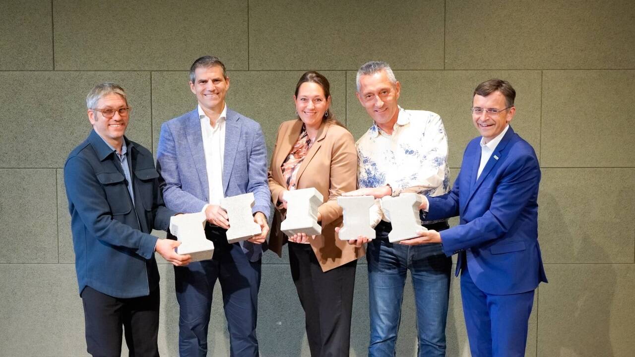 Der neue Baustoff wird zum Beispiel zu Verbundsteinen aus Beton verarbeitet. Von links die Projektpartner: Jakob Lederer, Leiter CD Labor für recyclingbasierte Kreislaufwirtschaft an der TU Wien, Wolfgang Moser, kaufmännischer Geschäftsführer Wopfinger Transportbeton, Linda Peer, Bereichsleiterin Linz AG Abfall, Josef Thon, Abteilungsleiter der MA 48 der Stadt Wien, und Josef Scheidl, Geschäftsführer Brantner Green Solutions.  Der neue Baustoff wird zum Beispiel zu Verbundsteinen aus Beton verarbeitet. Von links die Projektpartner: Jakob Lederer, Leiter CD Labor für recyclingbasierte Kreislaufwirtschaft an der TU Wien, Wolfgang Moser, kaufmännischer Geschäftsführer Wopfinger Transportbeton, Linda Peer, Bereichsleiterin Linz AG Abfall, Josef Thon, Abteilungsleiter der MA 48 der Stadt Wien, und Josef Scheidl, Geschäftsführer Brantner Green Solutions.