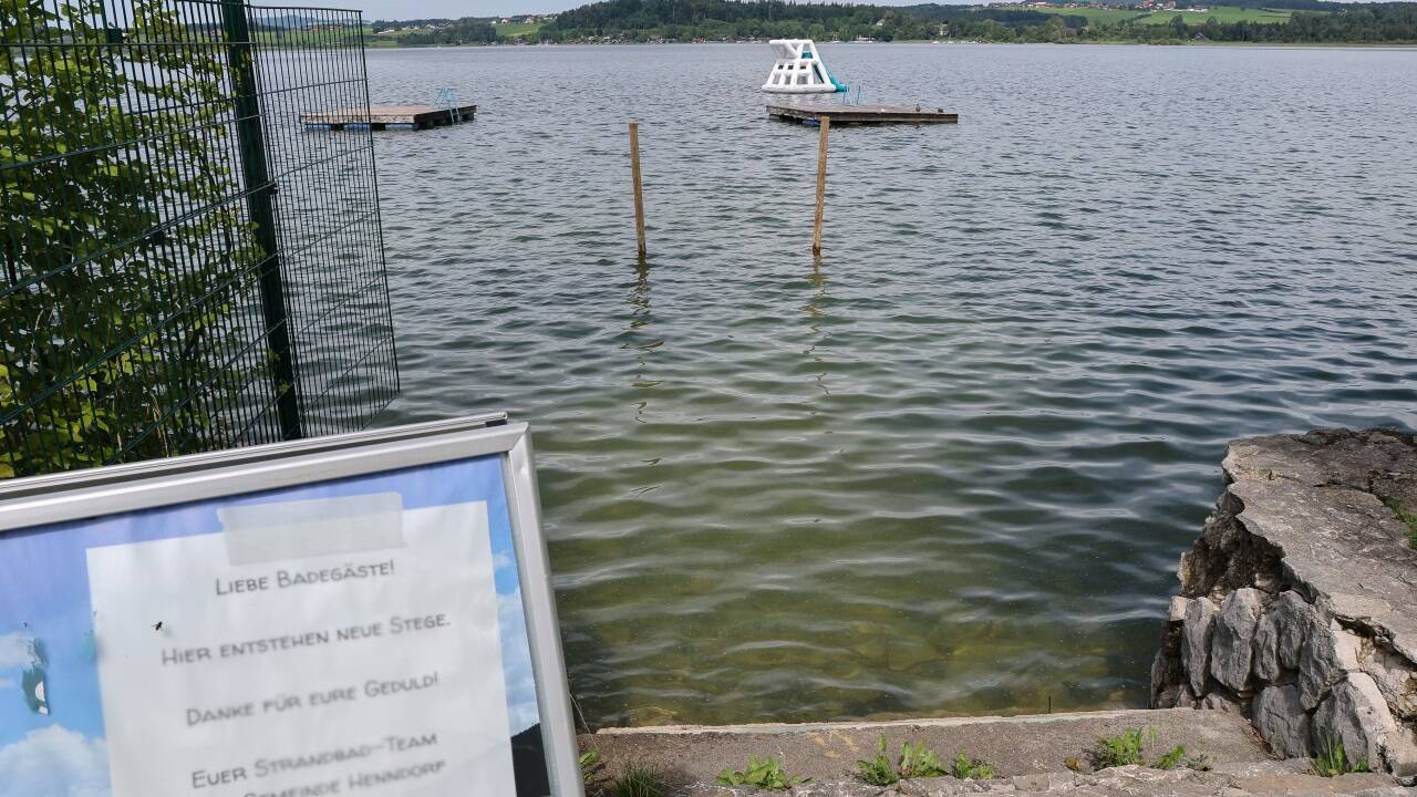 Badegäste in Henndorf am Wallersee werden auf die zwei neuen Stege noch warten müssen. Badegäste in Henndorf am Wallersee werden auf die zwei neuen Stege noch warten müssen.