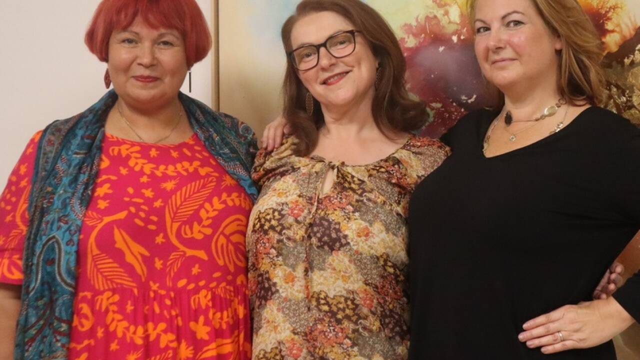 Von links: Künstlerin Irina Kendlbacher, Galeristin Monika Tople und Andrea Schwanda-Matthews. 