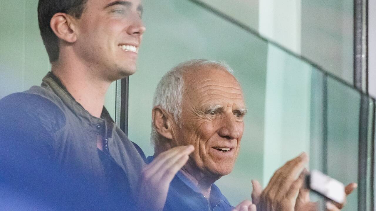 Eines der wenigen öffentlichen Fotos, die von Dietrich Mateschitz und seinem Sohn Mark existieren: Der Red-Bull-Gründer ist im Herbst 2022 gestorben, sein Sohn setzt den Erfolgslauf des Konzerns fort – und mehrt damit sein Vermögen beträchtlich. Eines der wenigen öffentlichen Fotos, die von Dietrich Mateschitz und seinem Sohn Mark existieren: Der Red-Bull-Gründer ist im Herbst 2022 gestorben, sein Sohn setzt den Erfolgslauf des Konzerns fort – und mehrt damit sein Vermögen beträchtlich.