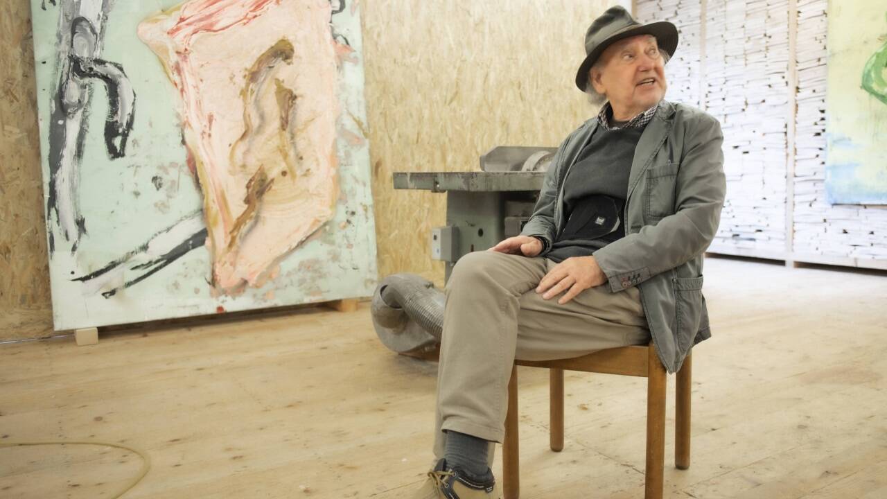 Galerist Timm Gierig in der Ausstellung „Dieter Krieg – Das große Format“. 