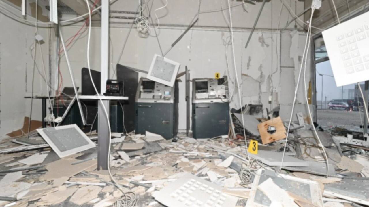 Die Schäden bei Bankomatsprengungen sind meist enorm (hier eine Bankfiliale in Gänserndorf), auch wenn die Täter keine Beute machen. 