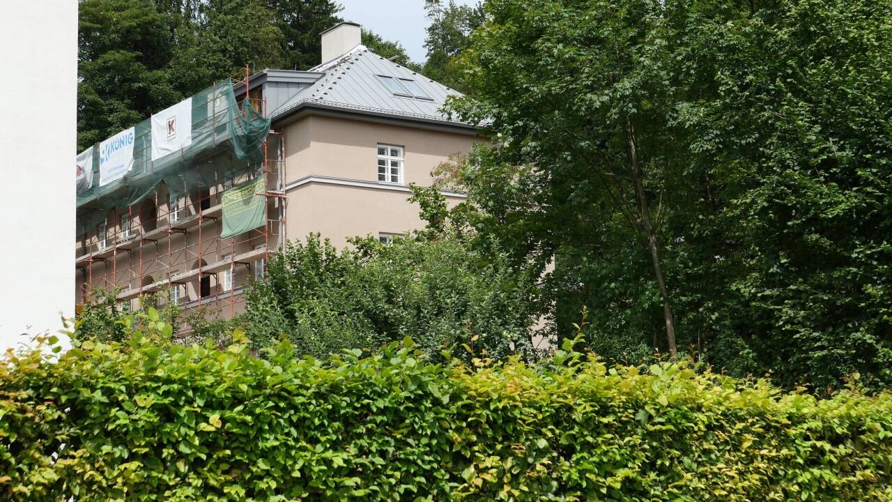 Noch ist das Gebäude am Fuß der Festung Hohensalzburg großteils noch eingerüstet.  