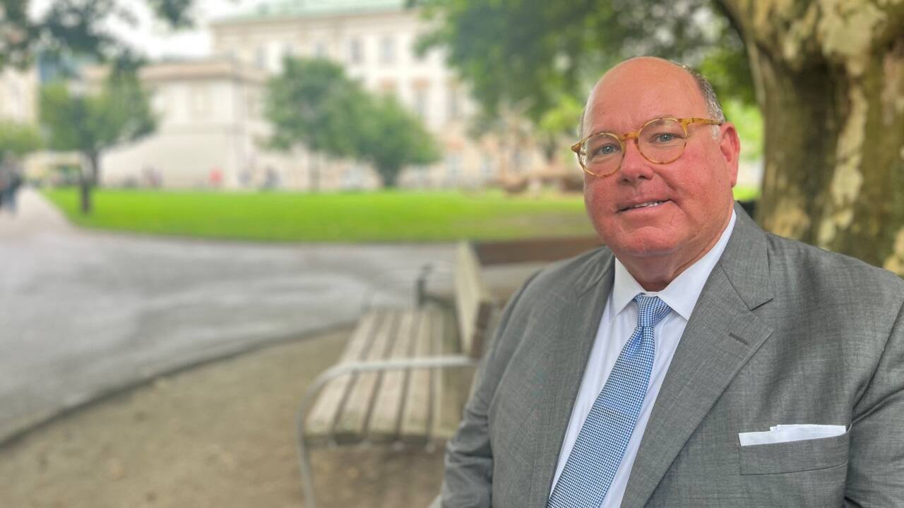 US-Republikaner Edward McMullen teilte in Salzburg seine Sichtweise auf Donald Trump und Wokeness. 