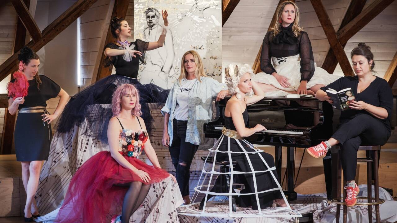Nadja Ganev, Gloria Cavet, Philine Passin, Adrienne Egger, Marie Pour, Constanze Passin und Alexandra Puchner erarbeiten das Nannerl-Projekt. 