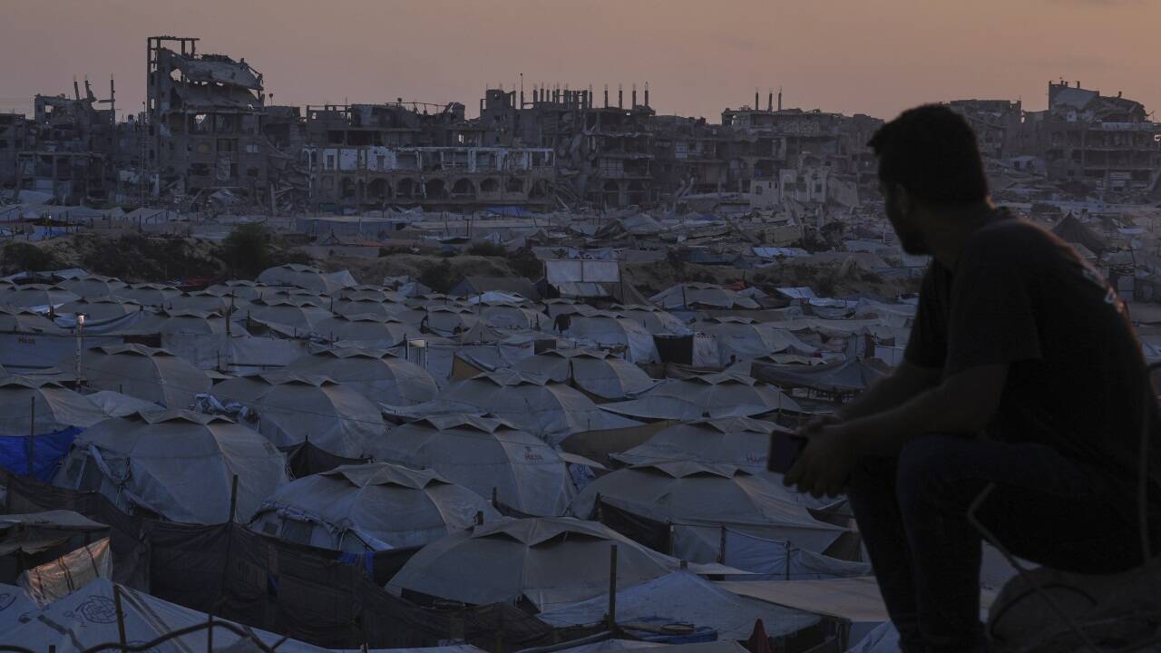 Sonnenuntergang und Nachdenken über die Zukunft in einem Zeltlager im Gazastreifen. Sonnenuntergang und Nachdenken über die Zukunft in einem Zeltlager im Gazastreifen.