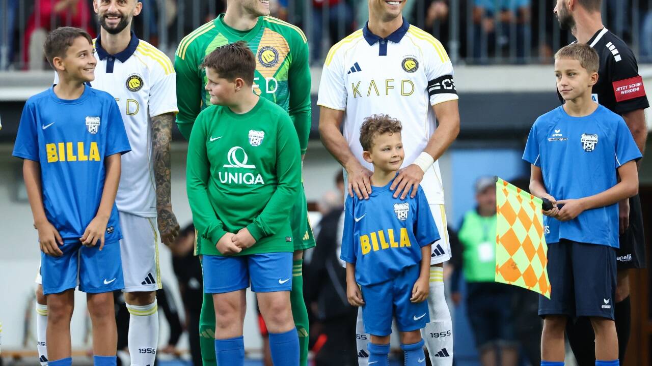 Der kleine Sebastian hatte die große Ehre, Cristiano Ronaldo beim Testspiel in Grödig aufs Feld begleiten zu dürfen. Der kleine Sebastian hatte die große Ehre, Cristiano Ronaldo beim Testspiel in Grödig aufs Feld begleiten zu dürfen.