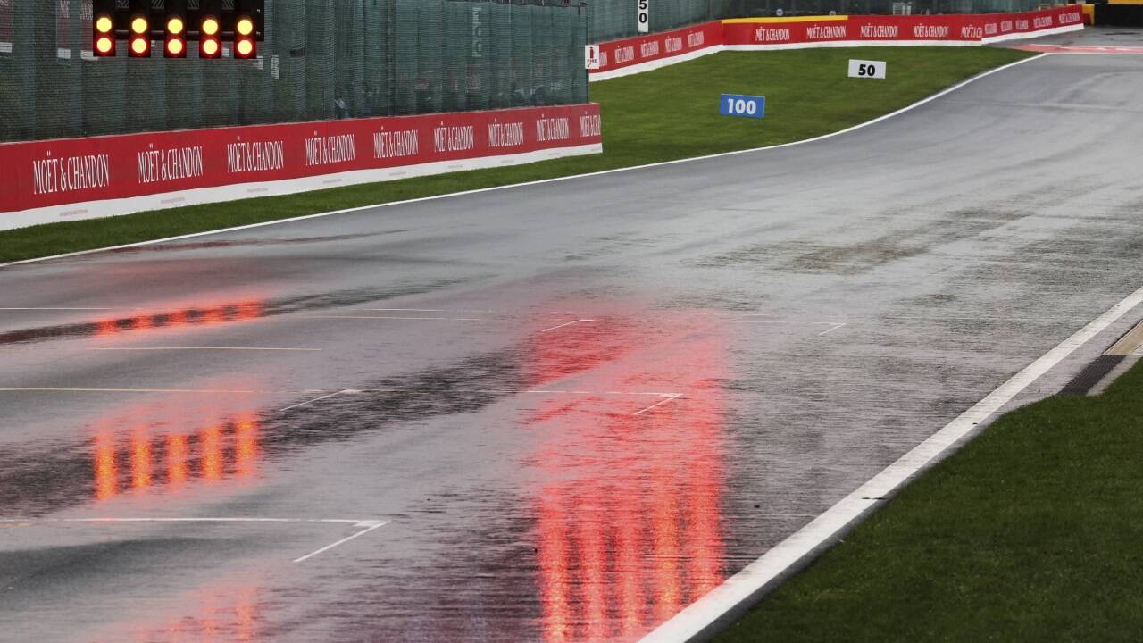 Beim Rennen der Formel 1 in Spa-Francorchamps kam es wegen Schlechtwetter zu einer langen Verzögerung. Beim Rennen der Formel 1 in Spa-Francorchamps kam es wegen Schlechtwetter zu einer langen Verzögerung.