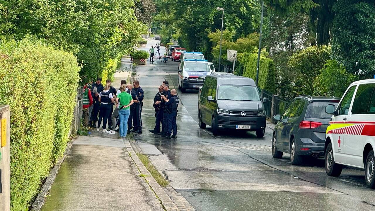 Zahlreiche Einsatzkräfte von Polizei und Rettung am Tatort im Salzburger Stadtteil Gnigl.  