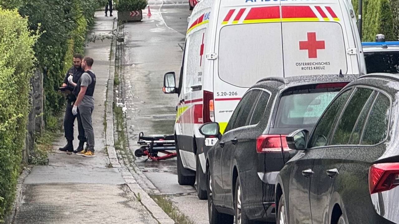 Ein 66-jähriger Bewohner überraschte in seinem Haus in Salzburg-Gnigl zwei Eindringlinge. Seinen Angaben nach wurde der 66-Jährige mit einem Messer bedroht, er griff zur Waffe und schoss. Einer der mutmaßlichen Täter – ein 29-jähriger Ungar – erlag seinen Verletzungen. 