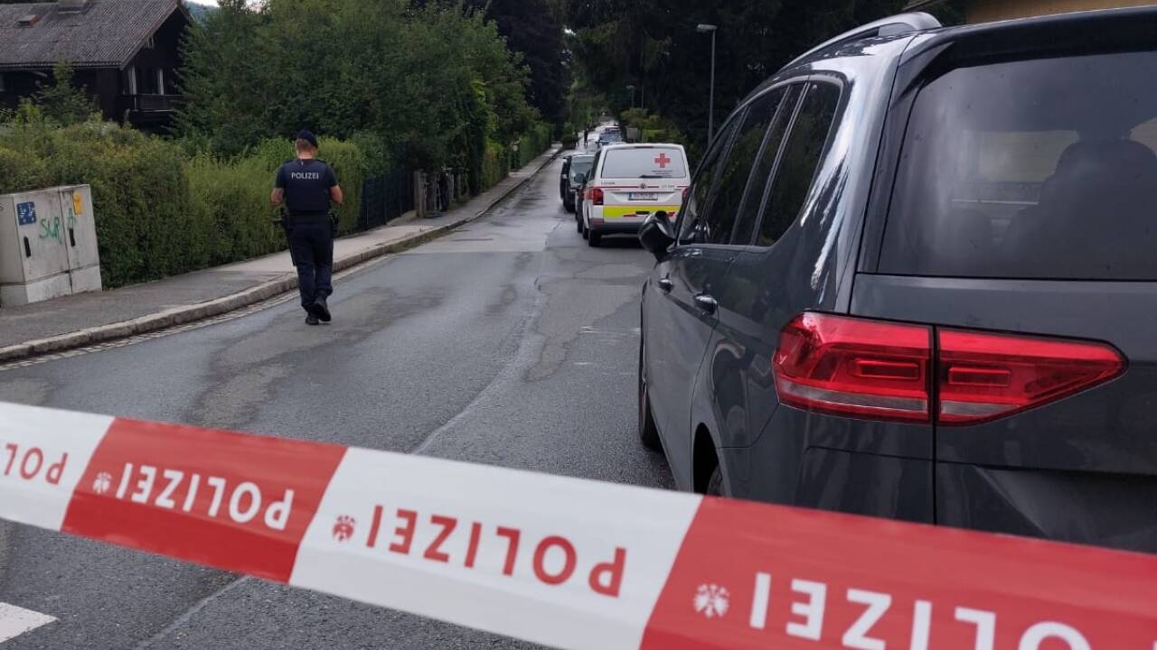 Zahlreiche Einsatzkräfte von Polizei und Rettung am Tatort im Salzburger Stadtteil Gnigl.  