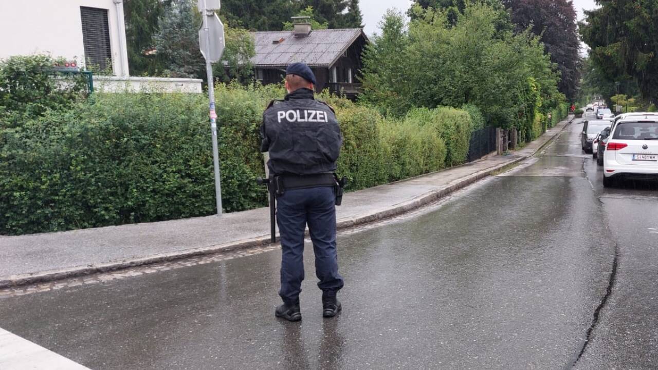 Zahlreiche Einsatzkräfte von Polizei und Rettung am Tatort im Salzburger Stadtteil Gnigl.  