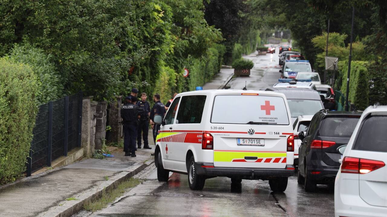 Zahlreiche Einsatzkräfte von Polizei und Rettung am Tatort im Salzburger Stadtteil Gnigl.  