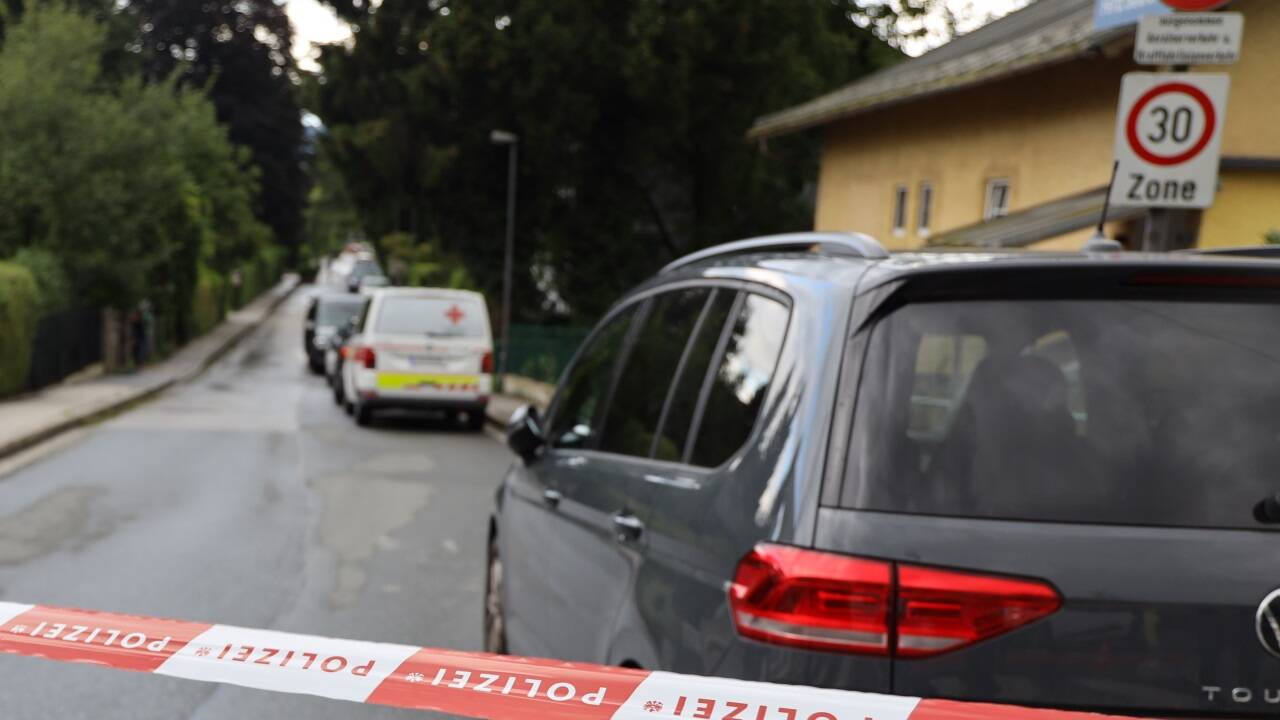 Zahlreiche Einsatzkräfte von Polizei und Rettung am Tatort im Salzburger Stadtteil Gnigl.  