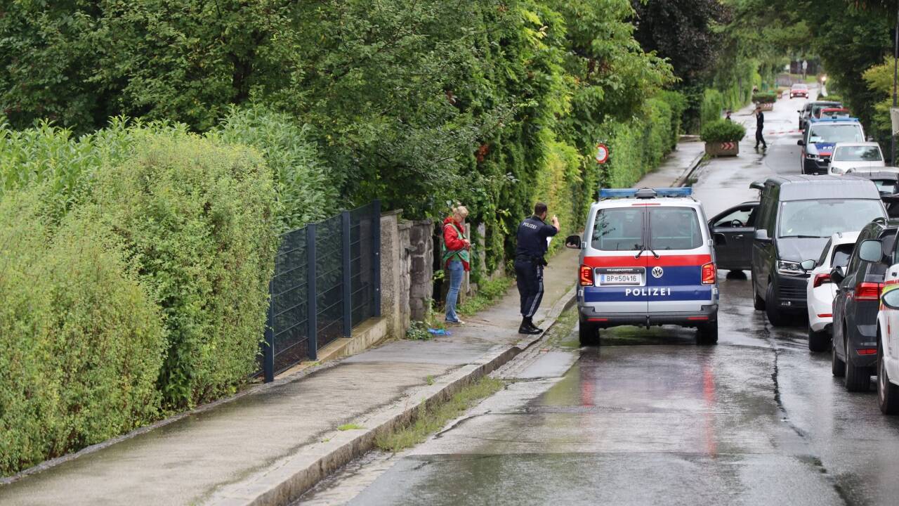Zahlreiche Einsatzkräfte von Polizei und Rettung am Tatort im Salzburger Stadtteil Gnigl.  