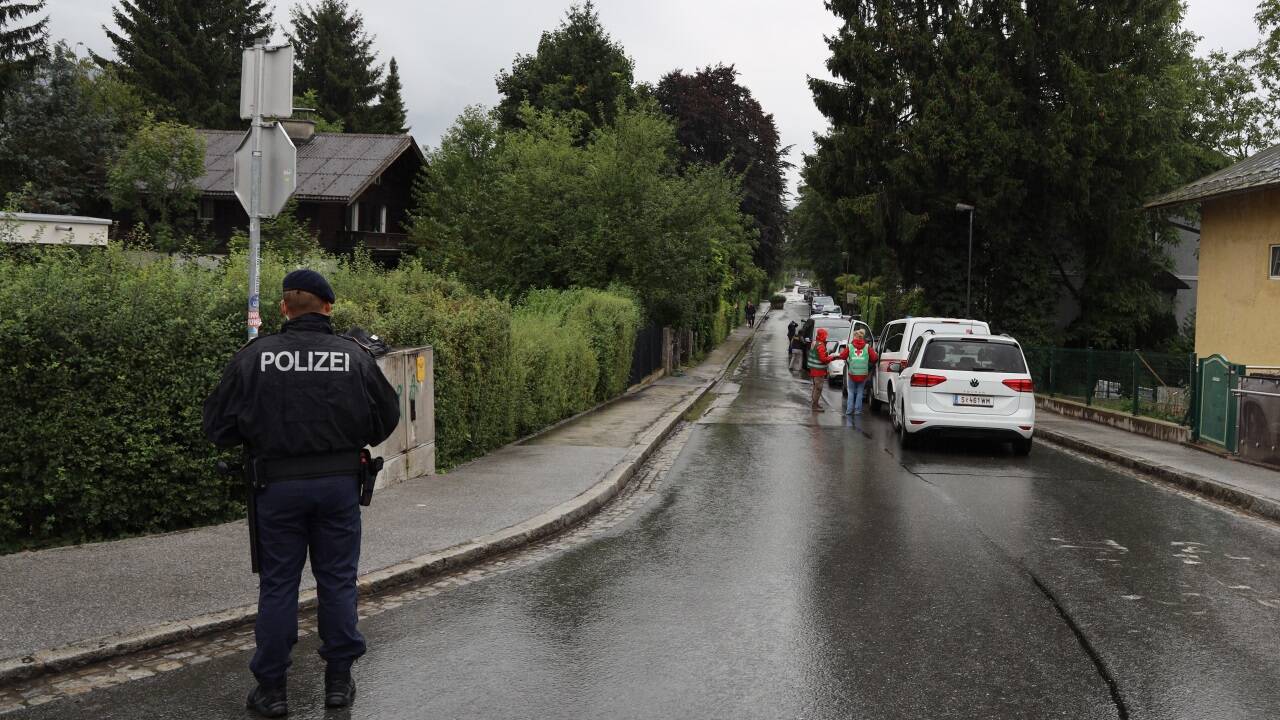 Zahlreiche Einsatzkräfte von Polizei und Rettung am Tatort im Salzburger Stadtteil Gnigl.  