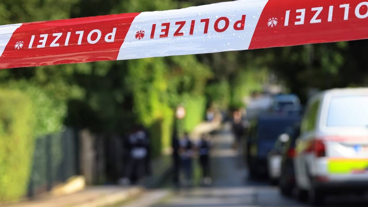 Zahlreiche Einsatzkräfte von Polizei und Rettung am Tatort im Salzburger Stadtteil Gnigl.  