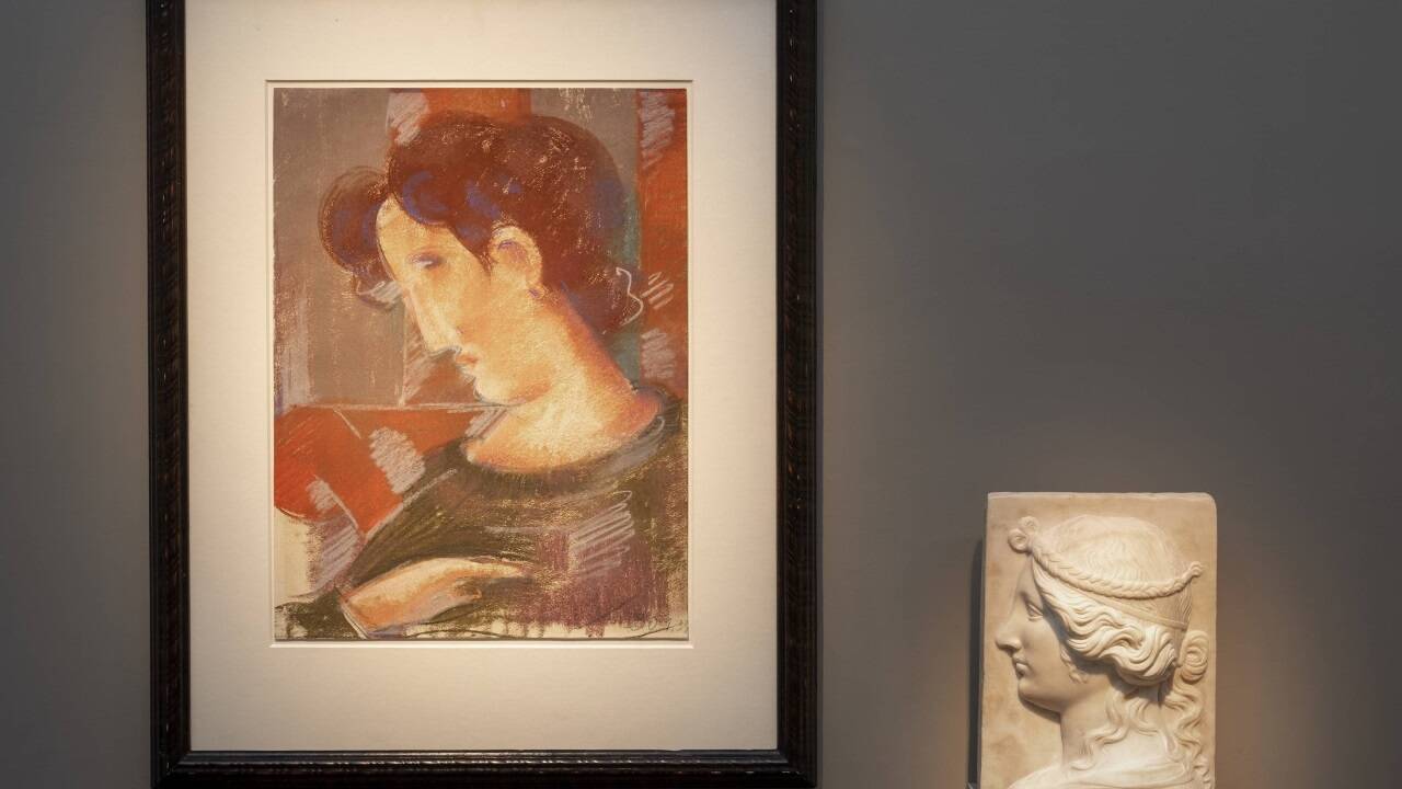 Links: Oskar Schlemmer, „Geneigte Halbfigur mit rötlichen Tönen“, Pastell, 1933. Rechts: Simone Bianco, Idealisierter Frauenkopf, Marmor, 1520/30.  