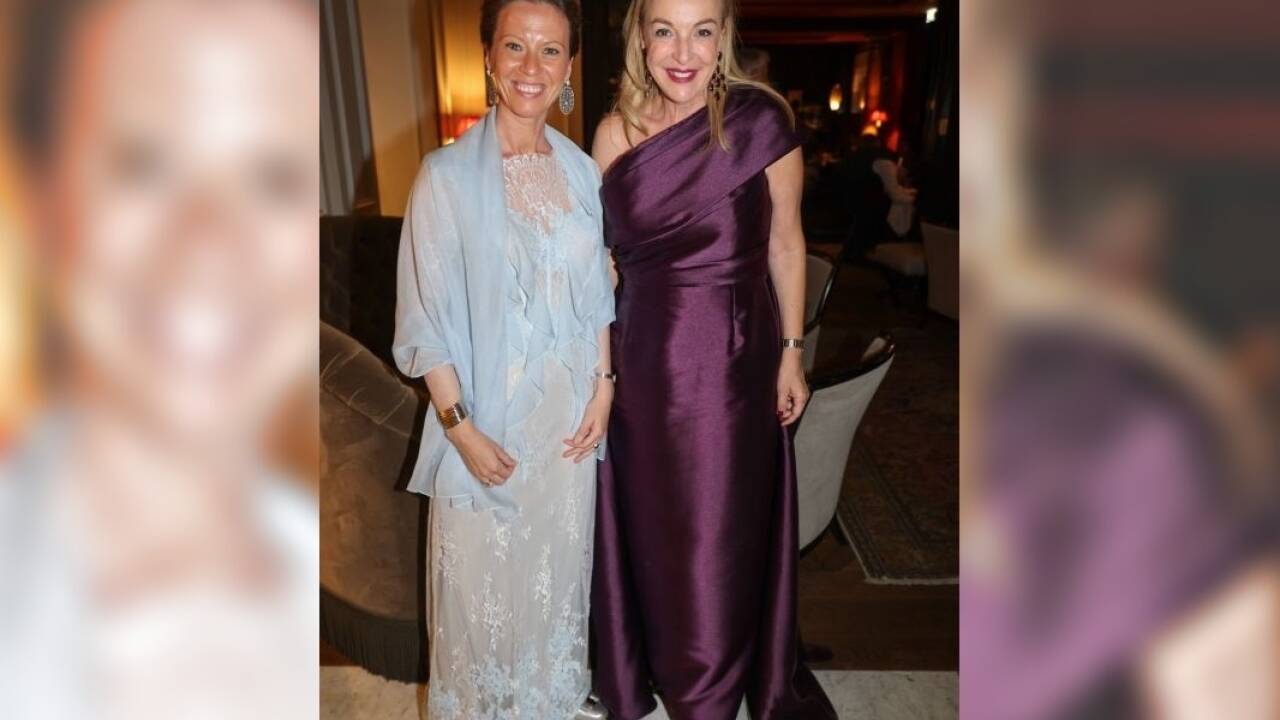 Eva Gürtler, die Gastgeberin der Premierenfeier im Hotel Sacher, mit Festspielpräsidentin Kristina Hammer. 