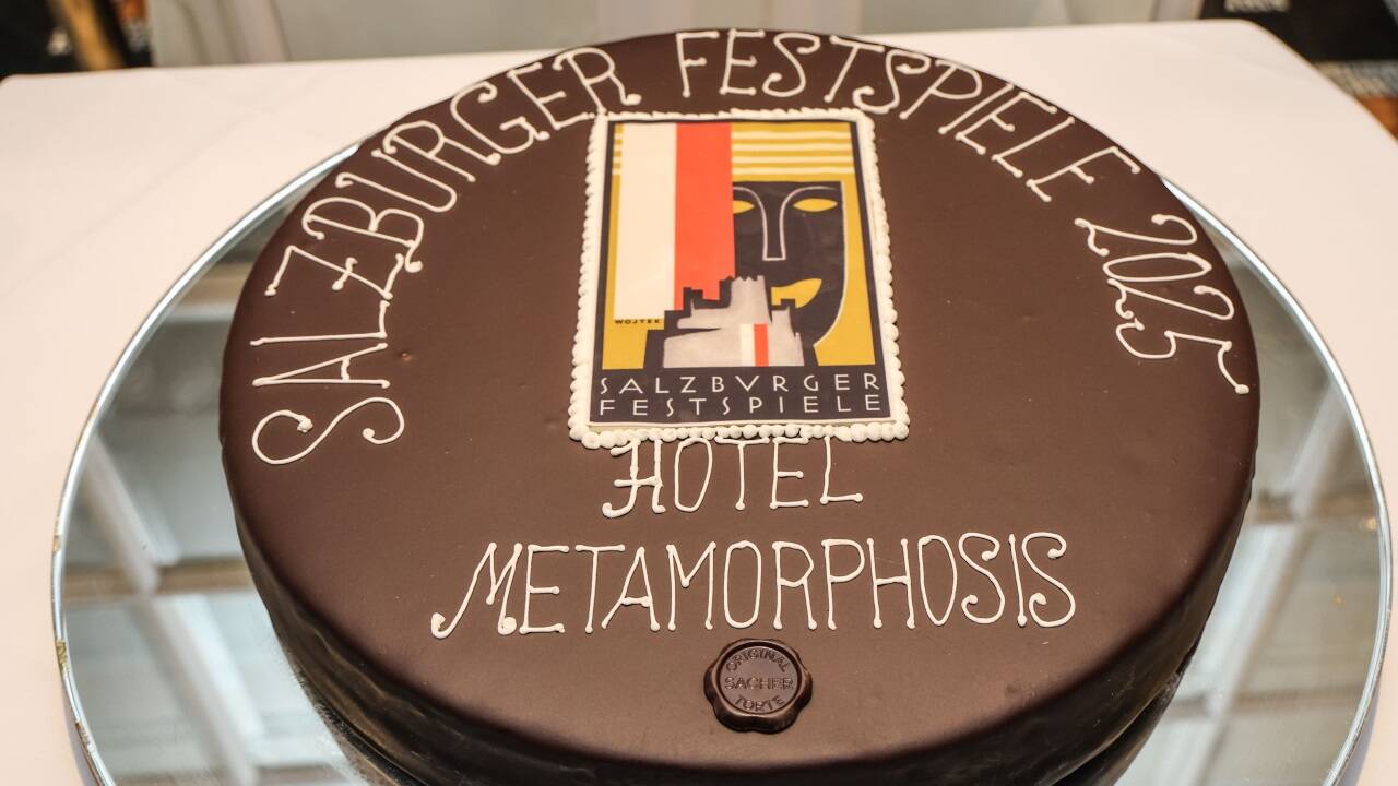 Zur Feier gab es die größtmögliche Sachertorte des Hauses – sie wurde extra aus Wien geliefert. 