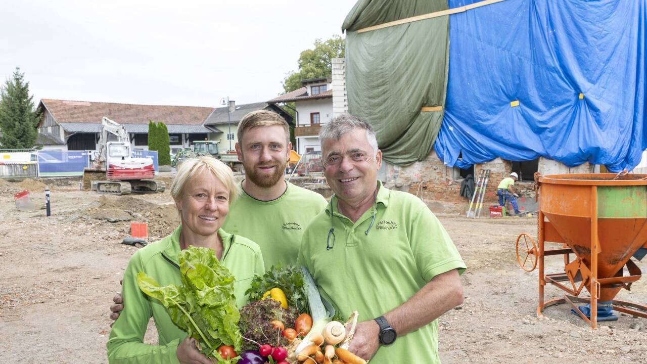 Sabine und Hans Winklhofer mit ihrem 23-jährigen Sohn Tobias. Der alte Hofladen ist bereits abgetragen. Der Neubau mit der Austragwohnung soll Ende November fertig sein. 