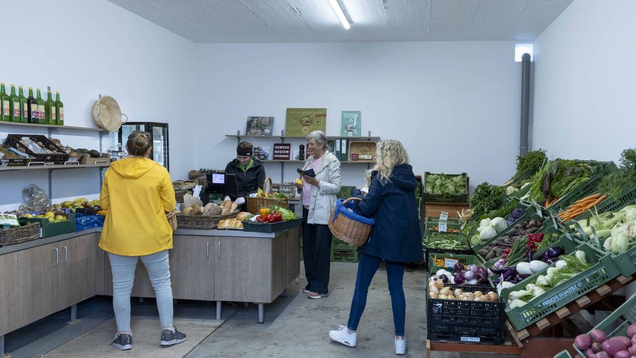 Der Hofladen ist vorübergehend in die Lkw-Garage übersiedelt.  