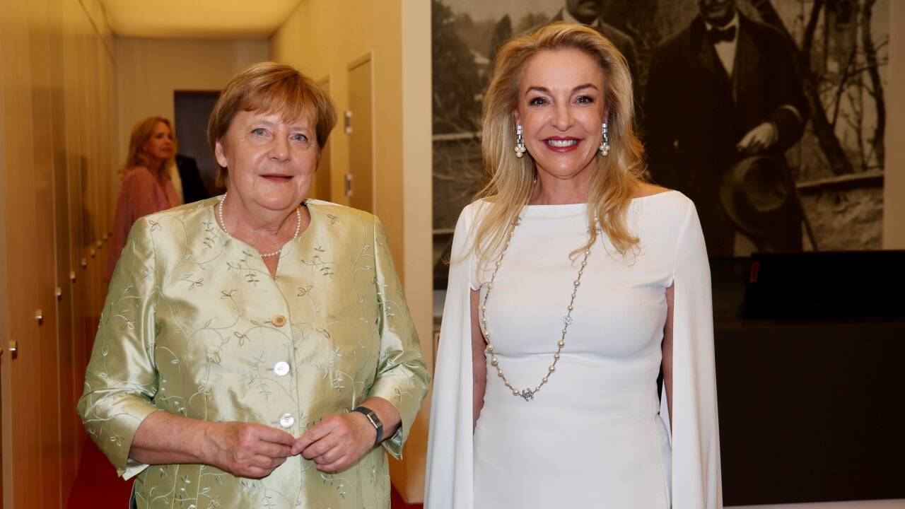 Die deutsche Ex-Kanzlerin Angela Merkel mit Festspiel-Präsidentin Kristina Hammer. 