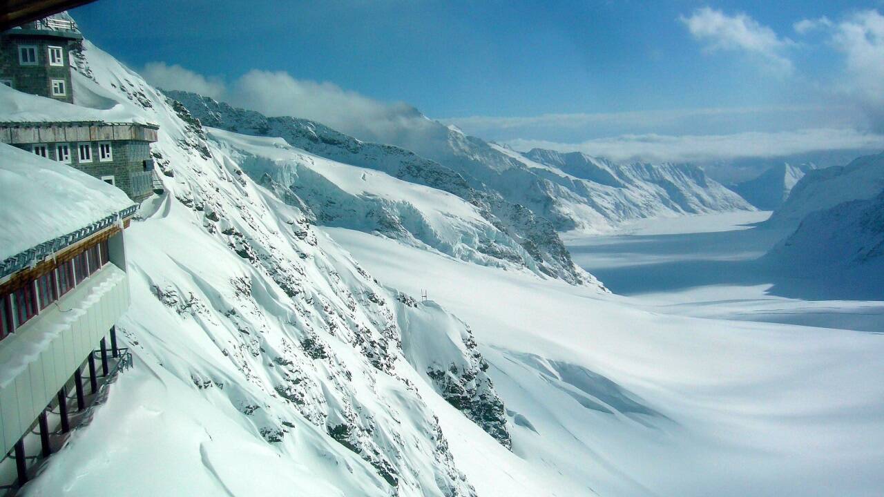 Der schneearme Winter führte dazu, dass die Gletscher dieses Jahr besonders bald zu schmelzen begonnen. Im Bild der Schweizer Aletschgletscher. (Archivbild) 