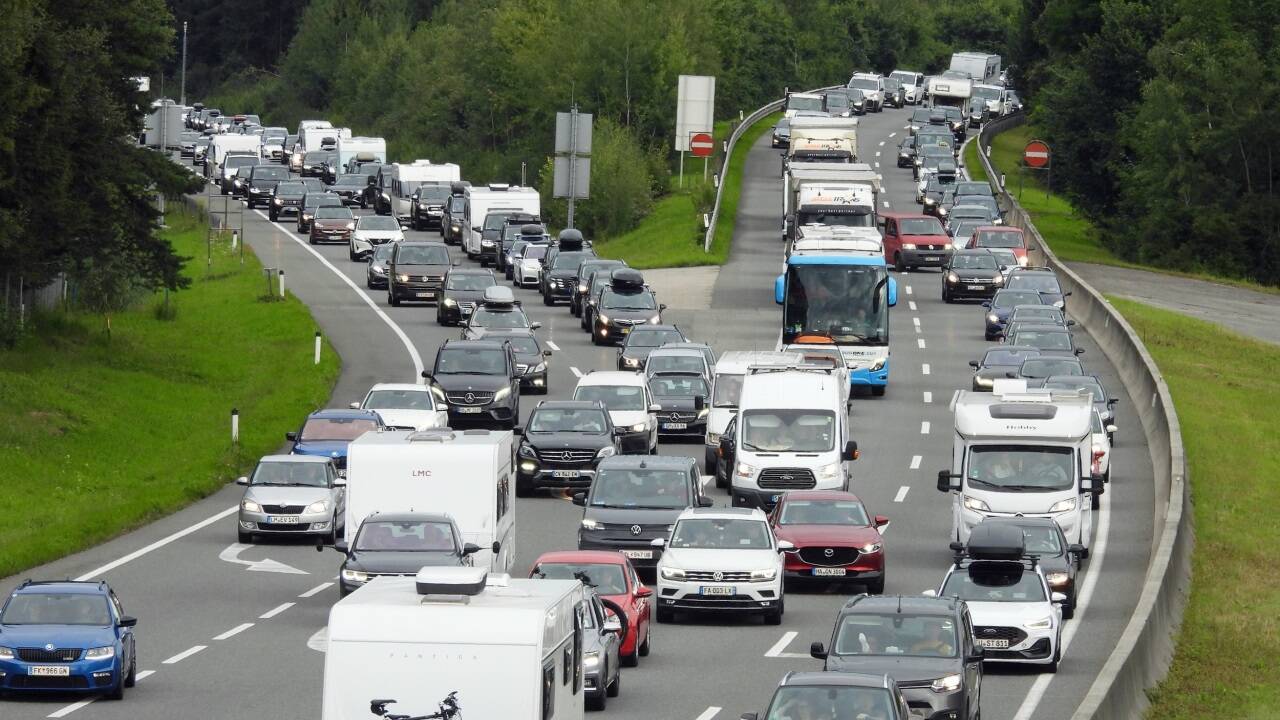Reisewelle: Hier bei Wals treffen die Kolonnen vom Walserberg (aus Deutschland) mit jenen von der Westautobahn zusammen. 