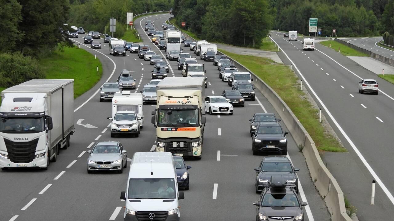 Reisewelle: Hier bei Wals treffen die Kolonnen vom Walserberg (aus Deutschland) mit jenen von der Westautobahn zusammen. 