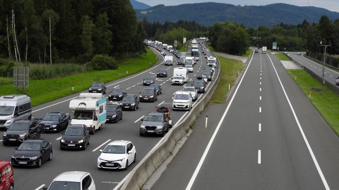 Reisewelle: Hier bei Wals treffen die Kolonnen vom Walserberg (aus Deutschland) mit jenen von der Westautobahn zusammen. 