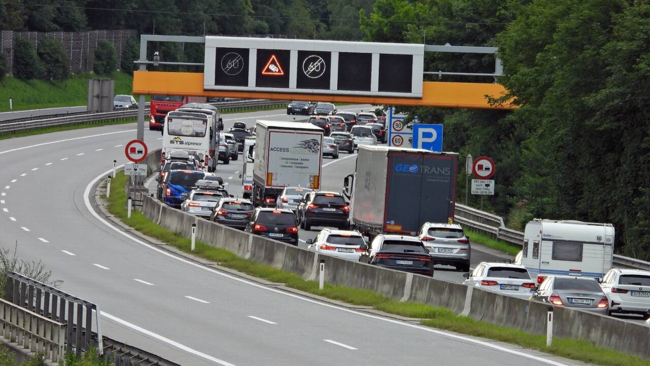 Der Stau Richtung Süden auf der A10 nahe Glanegg. 