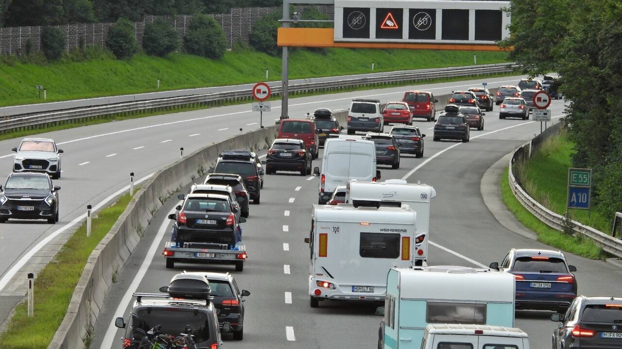 Der Stau Richtung Süden auf der A10 nahe Glanegg. 