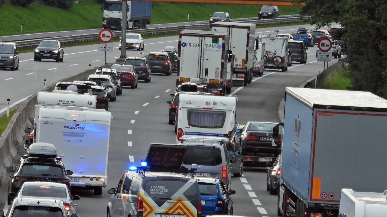 Der Stau Richtung Süden auf der A10 nahe Glanegg – die Traffic-Manager der Asfinag kommen nur mit Blaulicht voran.  