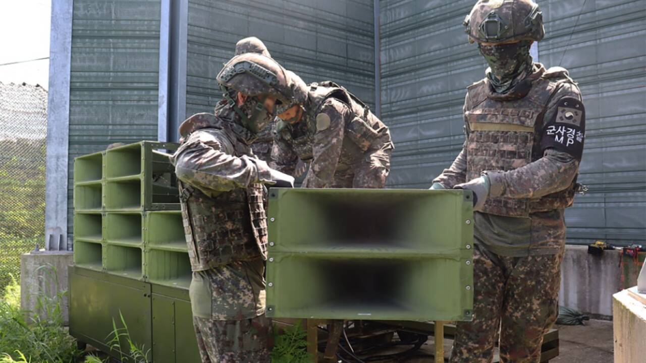 Lautsprecher werden von südkoreanischen Soldaten entfernt Lautsprecher werden von südkoreanischen Soldaten entfernt